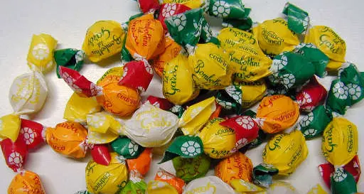 Nonna ruba le caramelle per il nipote, pagano i carabinieri