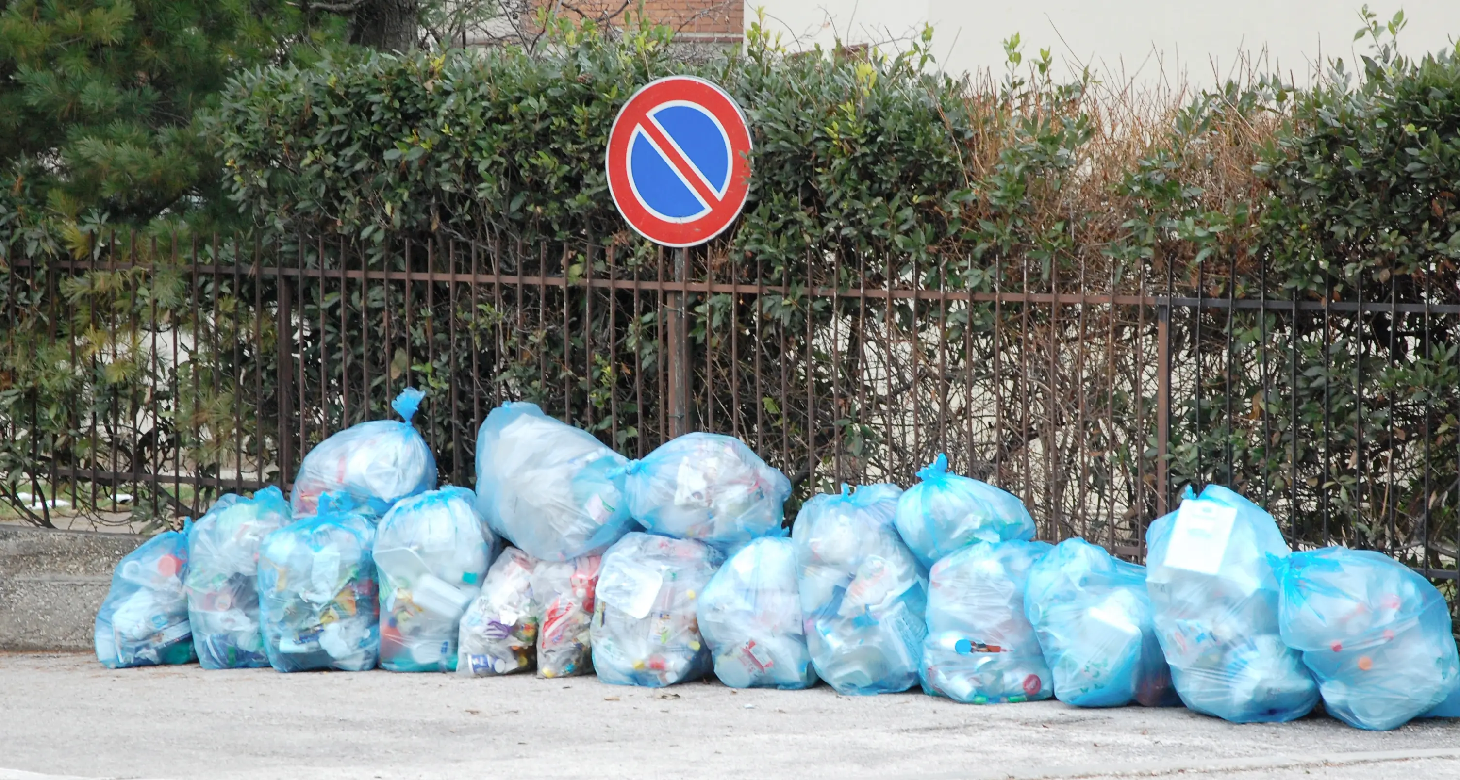 Raccolta rifiuti a Trento: da gennaio già 821 multe per conferimento scorretto