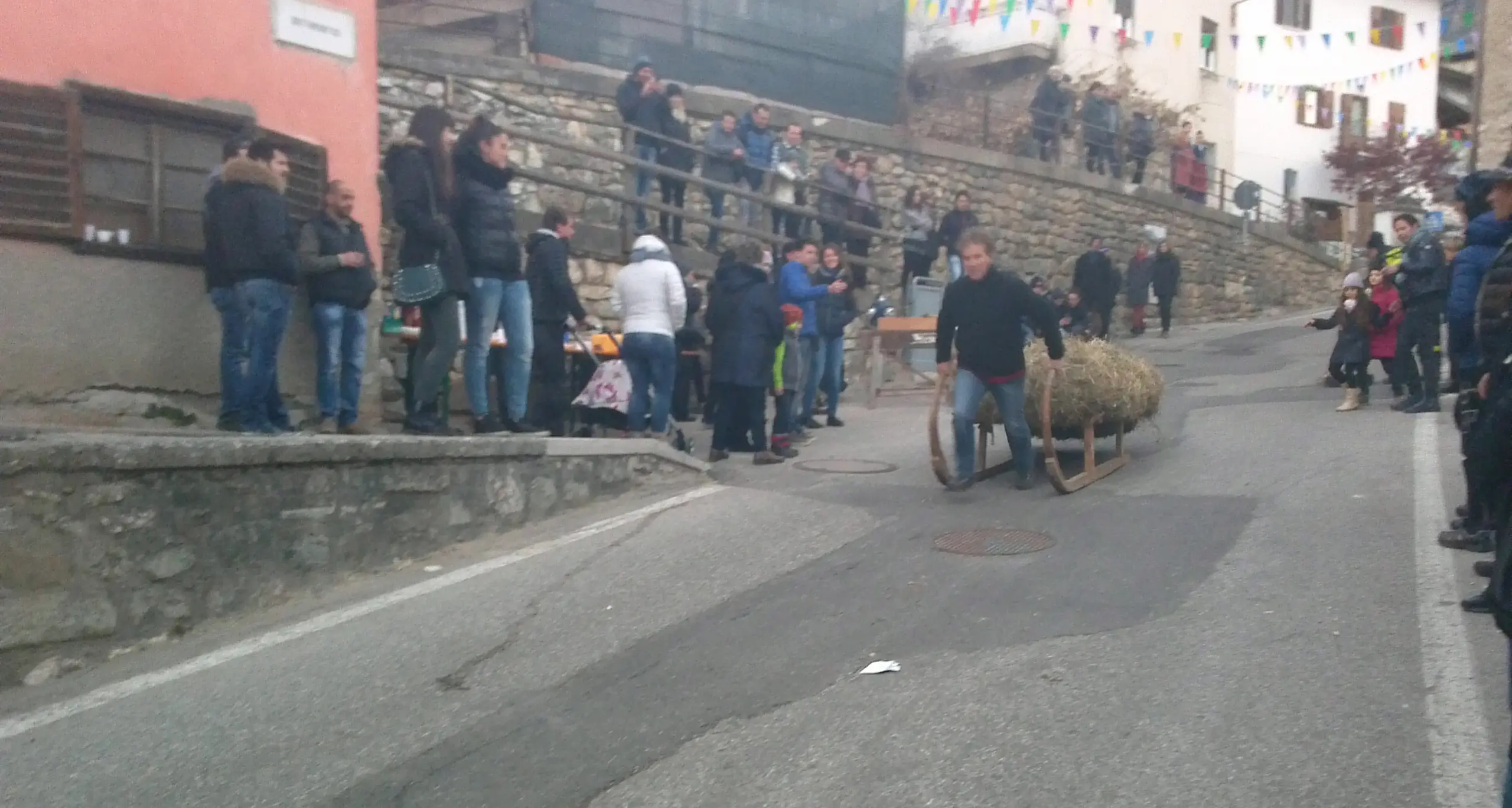 A Telve di Sopra la sfida dei \"slittoni\" infiamma il paese