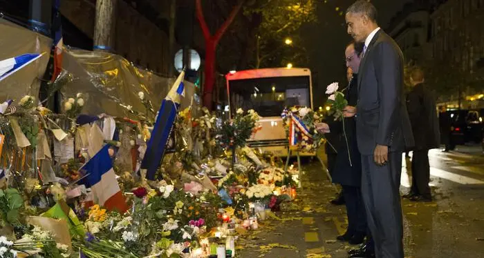 Obama, arrivo blindato a Parigi, L'omaggio alle vittime del Bataclan
