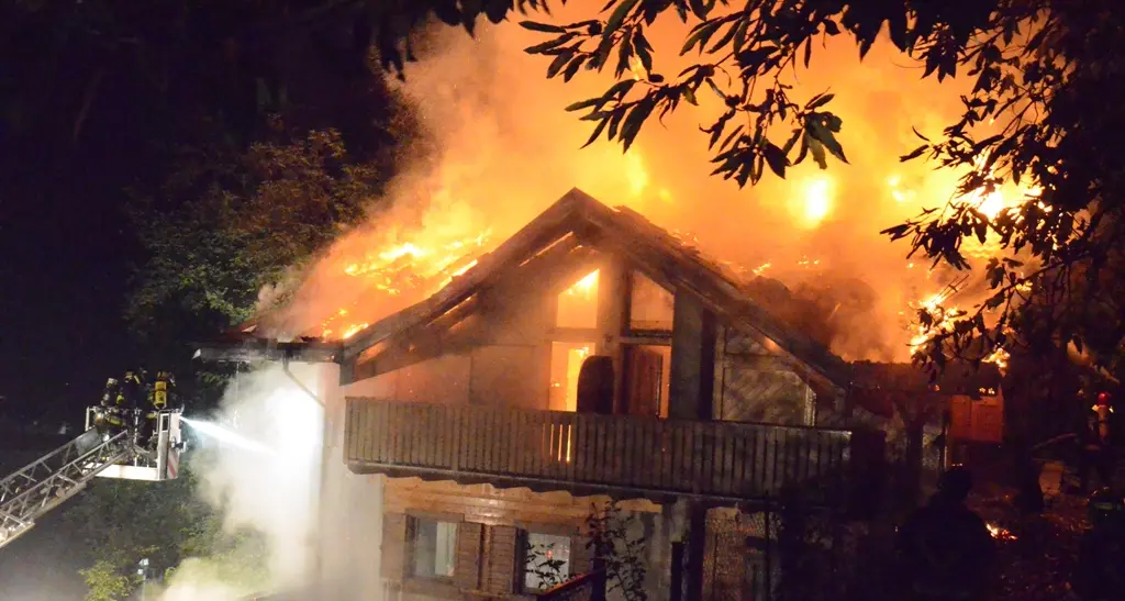 Fiamme nella notte di valle del Chiese: danni ingenti ad un agritur di Darzo