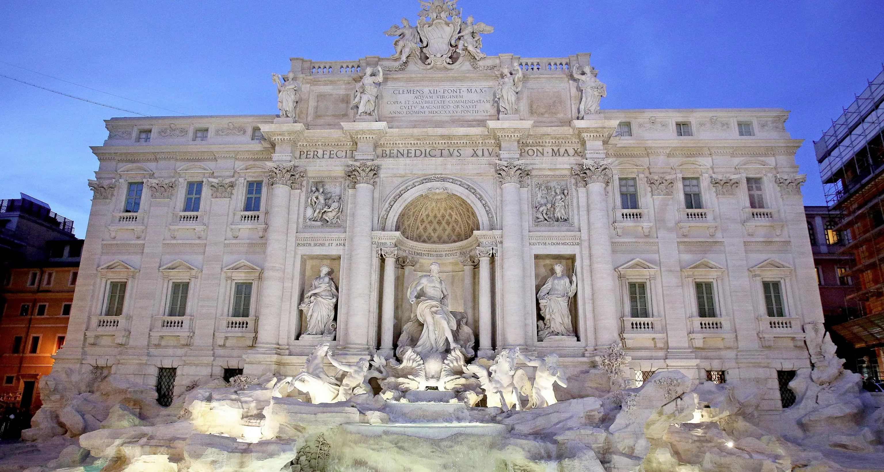 Risplende la fontana di Trevi: il restauro è finito