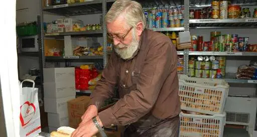 In 150 in fila ogni sera per un pasto caldo
