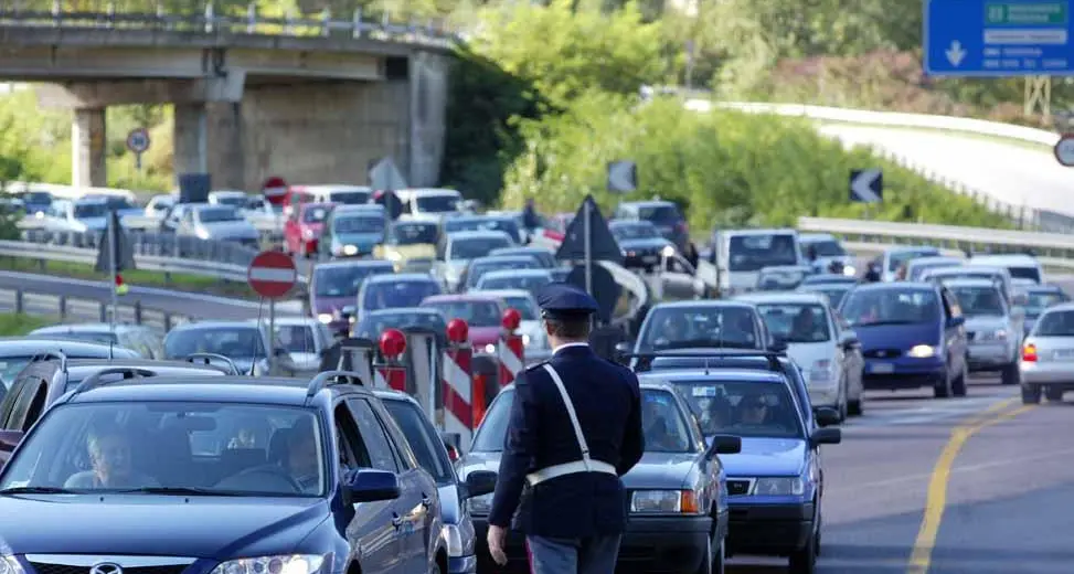 Traffico, lunghe code sulla bretella dell'interporto