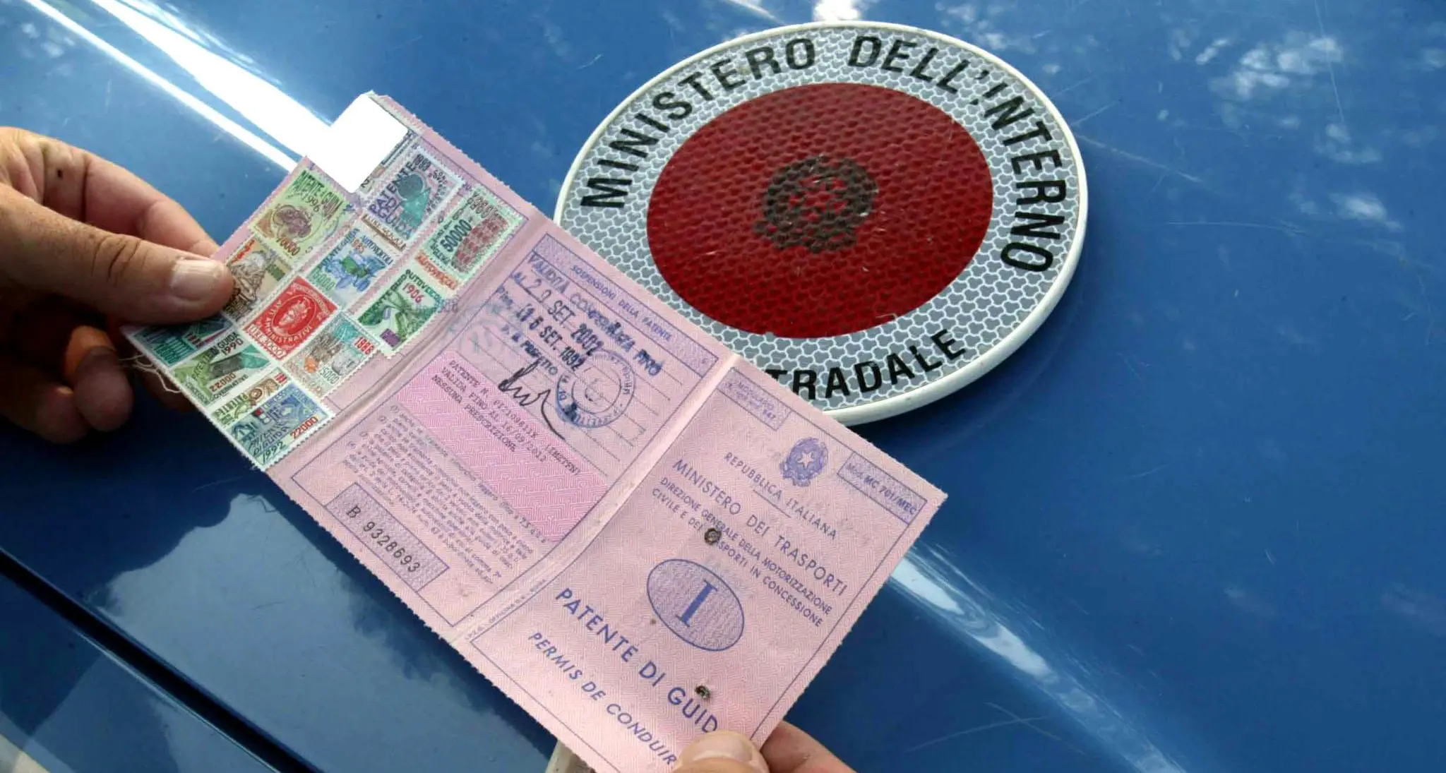 Tre volte senza patente, gli sequestrano la macchina: trovato di nuovo alla guida