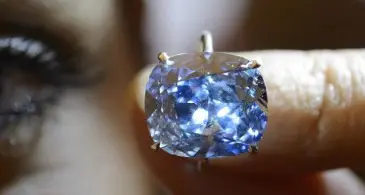 Hong Kong, regala alla figlia di 7 anni un diamante da 48 milioni di dollari