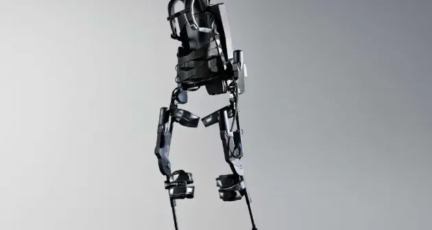 Esoscheletro tecnologico motorizzato e con telaio in carbonio contro le paralisi