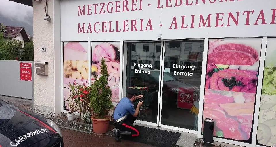 Ruba in macelleria e perde il portafoglio