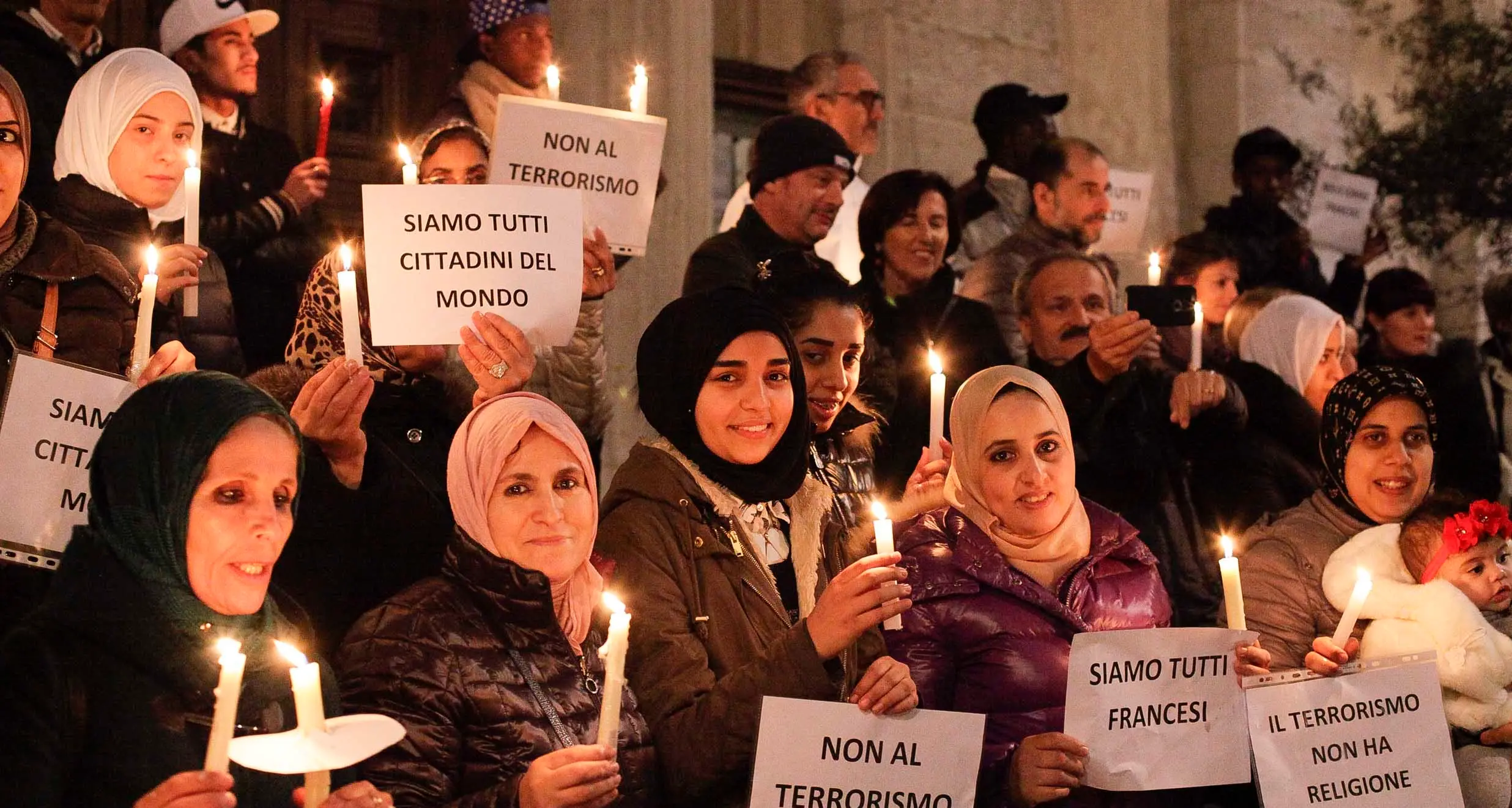 Cento fiaccole in piazza ad Arco per ricordare le vittime di Parigi