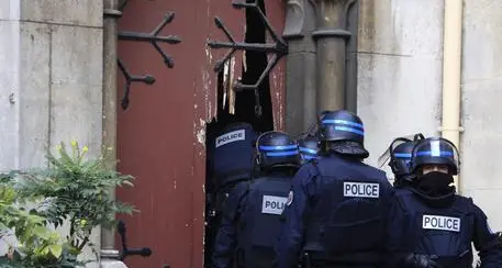 Parigi, blitz a Saint-Denis contro mente attentati: agenti feriti, almeno un morto