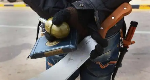 Rissa tra nonni e genitori. Spunta anche un machete