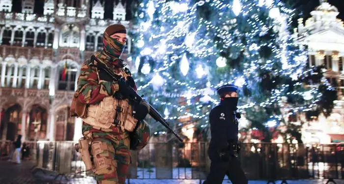 Parigi, trovata cintura esplosiva Bruxelles, ancora allerta attentati