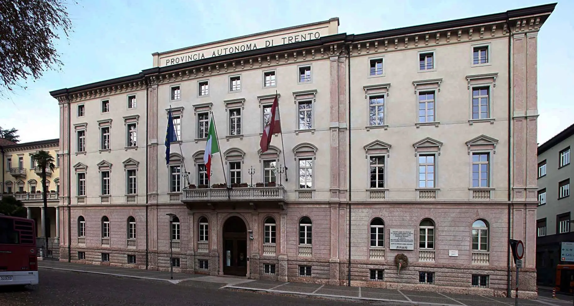 Dipendente provinciale con il doppio lavoro restituisce quanto guadagnato extra