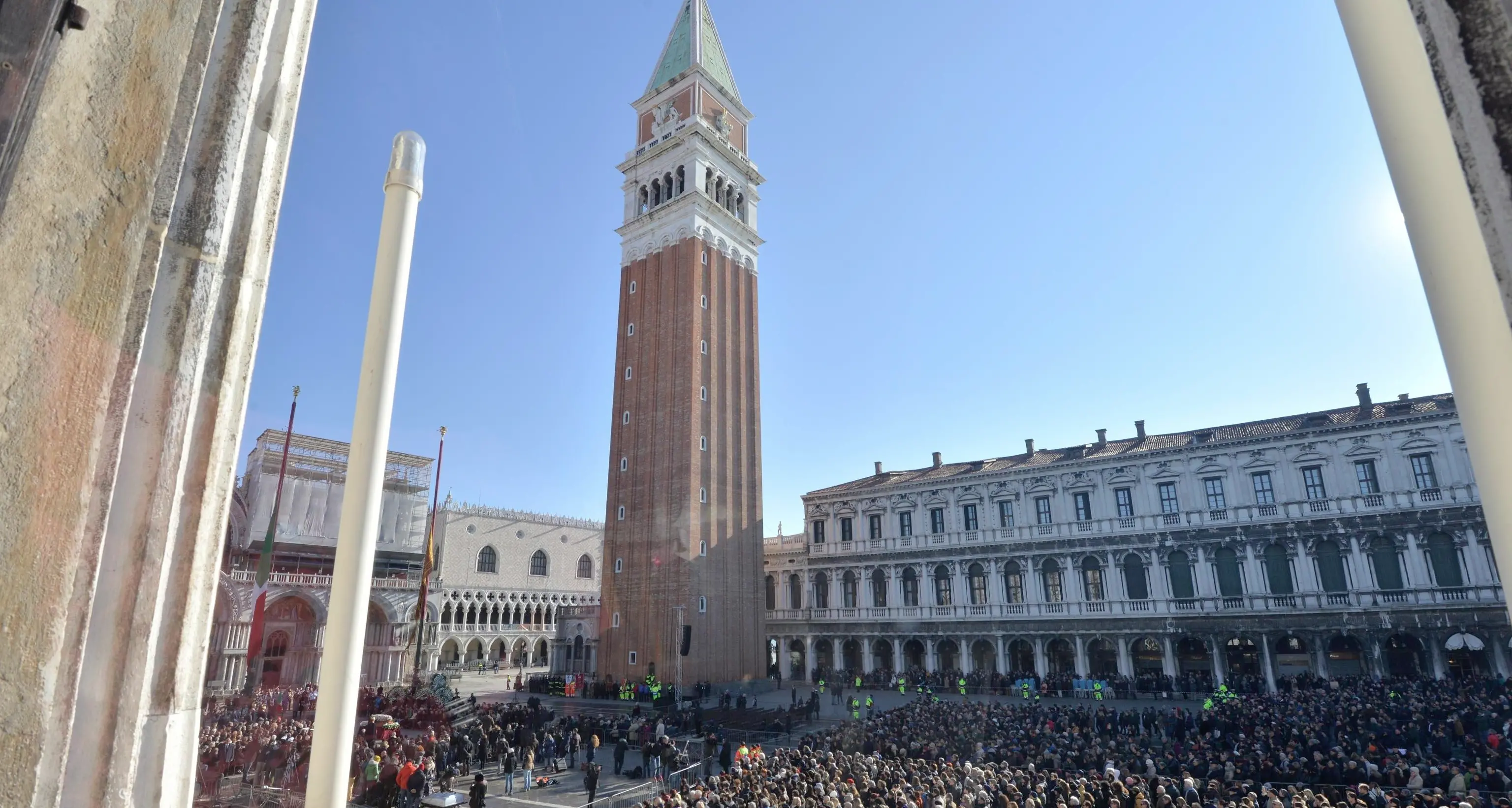 Venezia, alle 11 l'ultimo abbraccio a Valeria Solesin, uccisa a Parigi