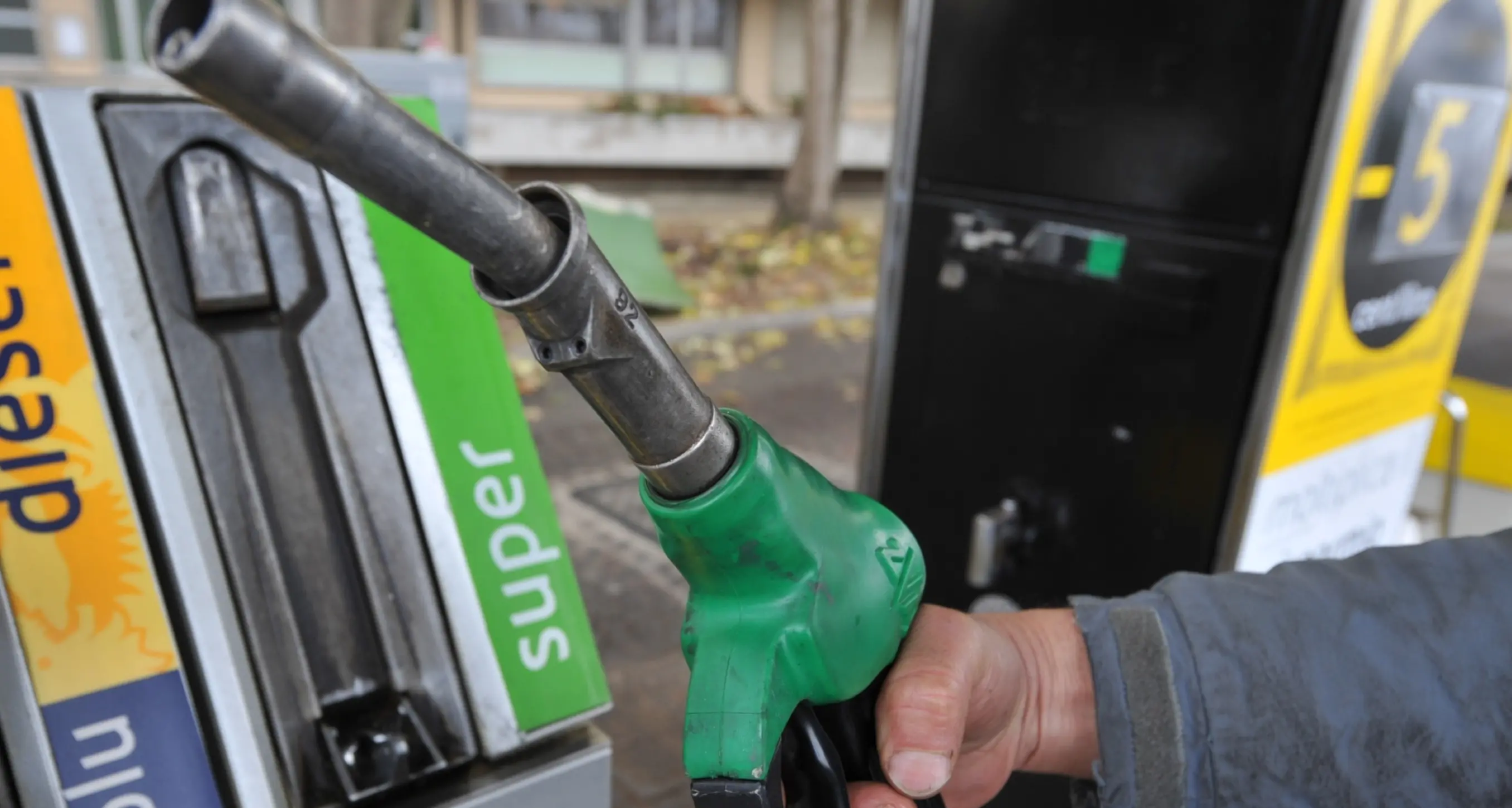 Nuovo aumento della benzina a cavallo del Ponte festivo in autostrada tocca i 2 euro