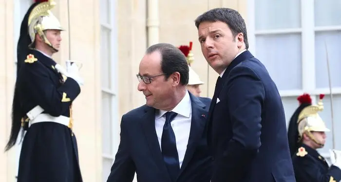 Renzi a Hollande: allargare la coalizione contro l'Isis