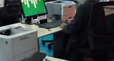 Impiegato del Comune di Palermo gioca al Pc mentre la gente aspetta in coda