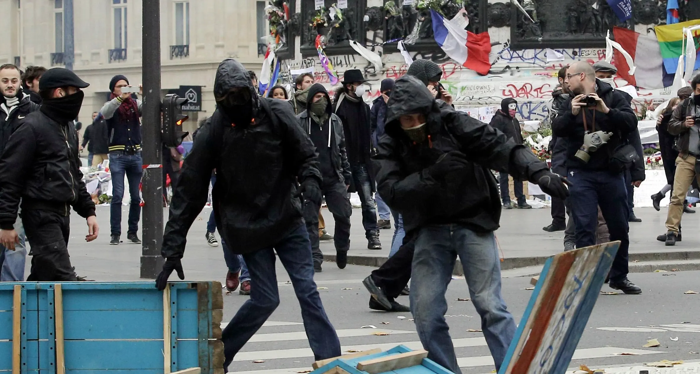 Parigi: tensione polizia - manifestanti, cariche delle forze dell'ordine