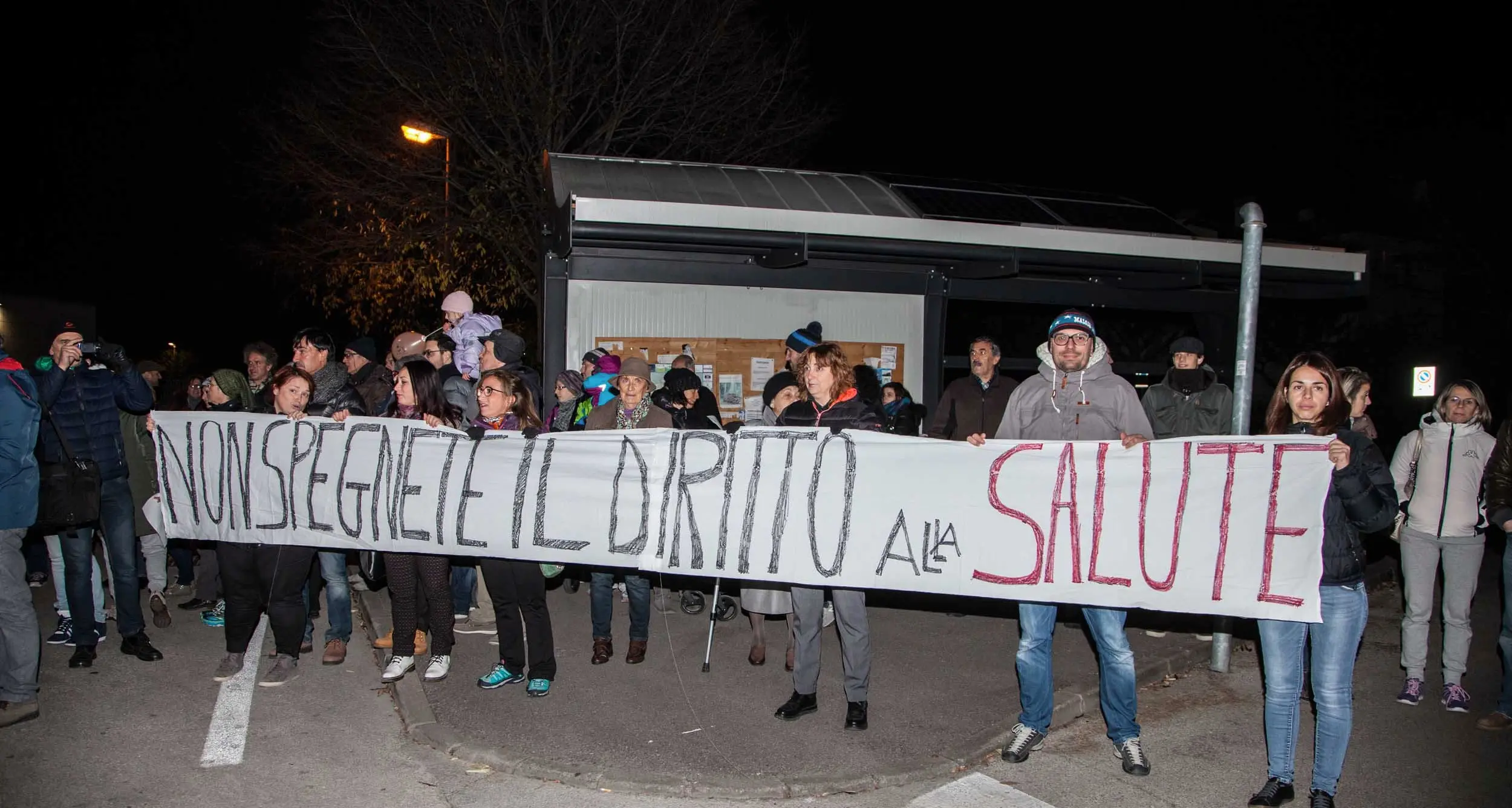 Si allarga la protesta per i punti nascita periferici Oltre mille persone in piazza ad Arco - Video