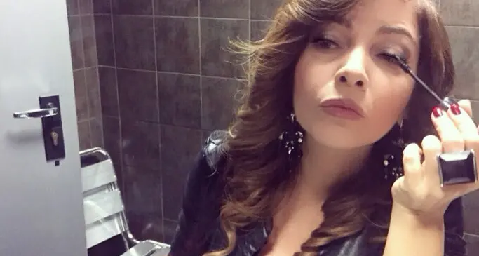 Scatto sexy per Cristina D'Avena E impazza l'hashtag #puffale