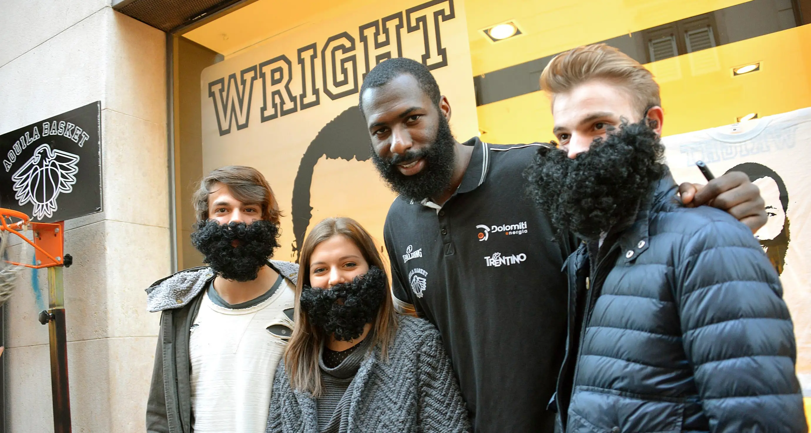 Il \"barba\" della Dolomiti Energia Julian Wright ha incontrato i tifosi in centro a Trento