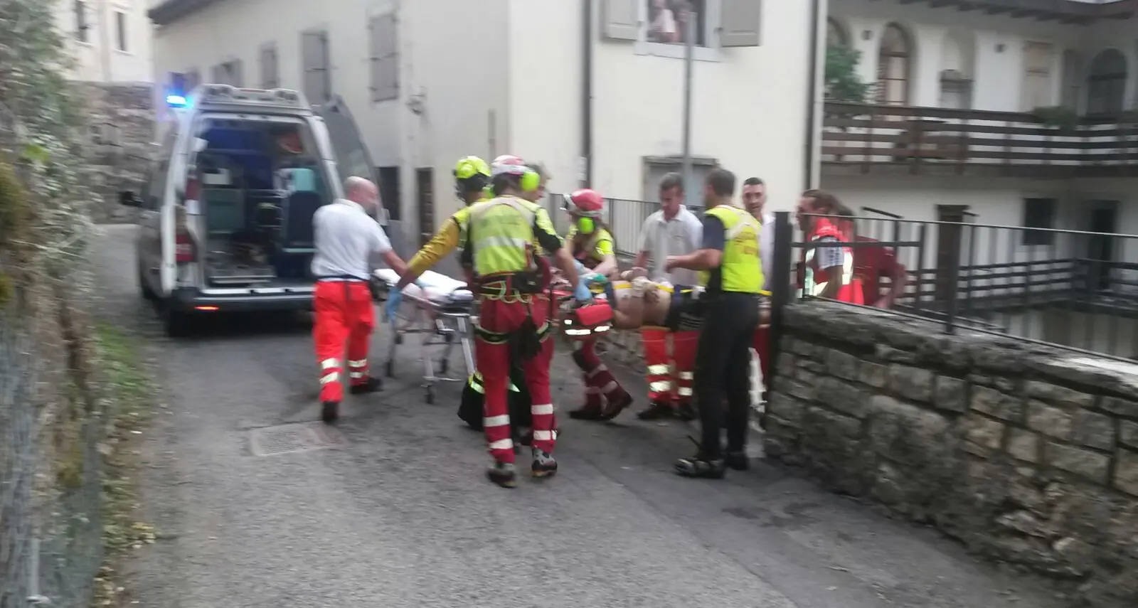 Allarme sul torrente Leno a Rovereto: un giovane disperso in acqua Sommozzatori sul posto