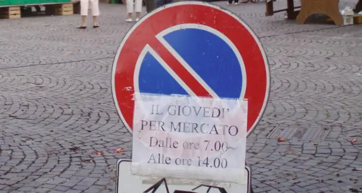 Ambulanti esasperati Troppe auto in divieto