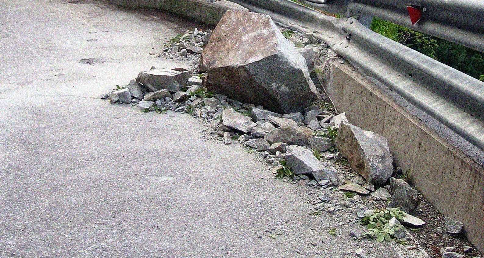Frana dopo la pioggia, chiusa la strada per Ranzo