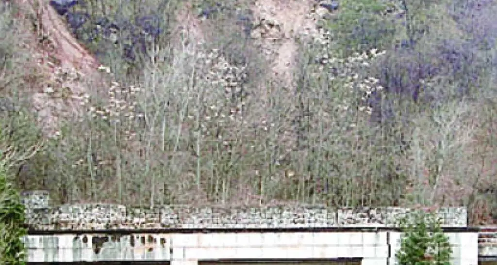 «Detriti gettati nell'Adige da Hydro Dolomiti Enel»