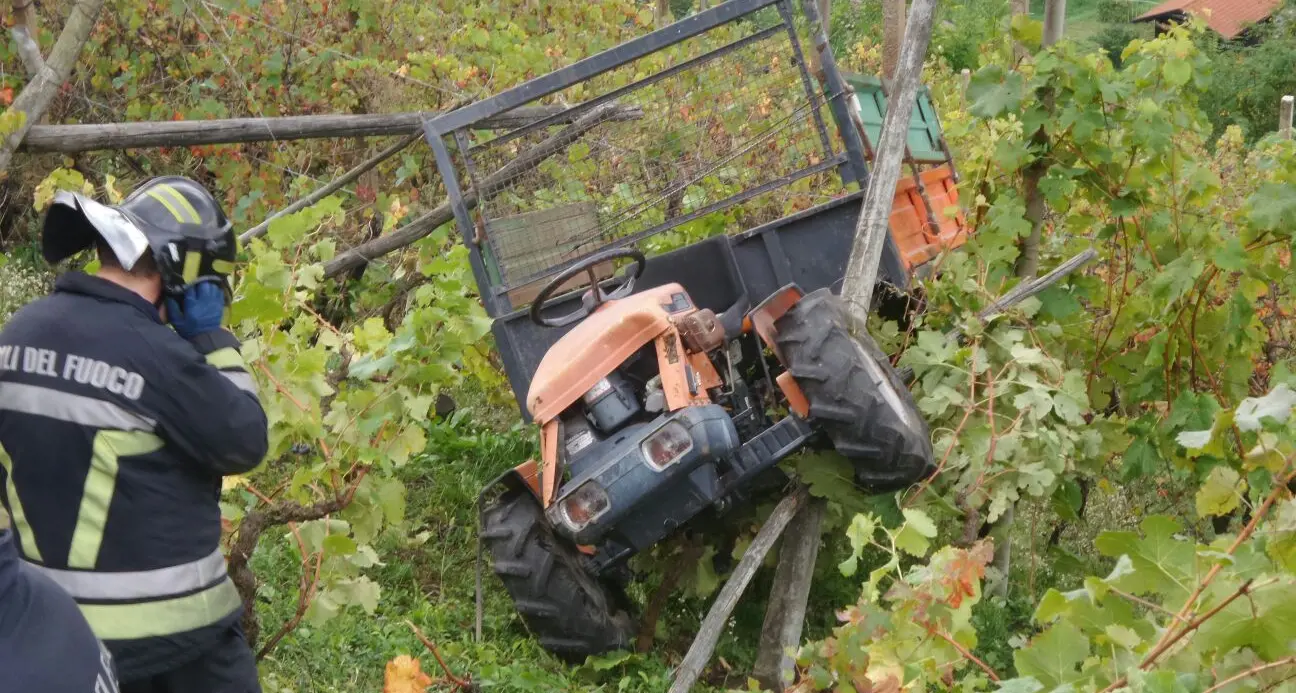Sbalzato dal trattore Grave anziano contadino