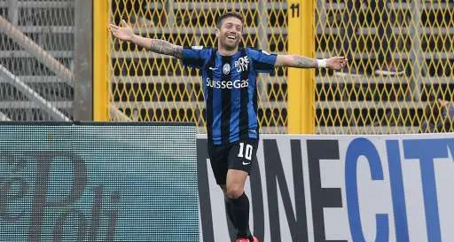 Magia del Papu Gomez da corner Entra nel club con Maradona, Recoba e altri