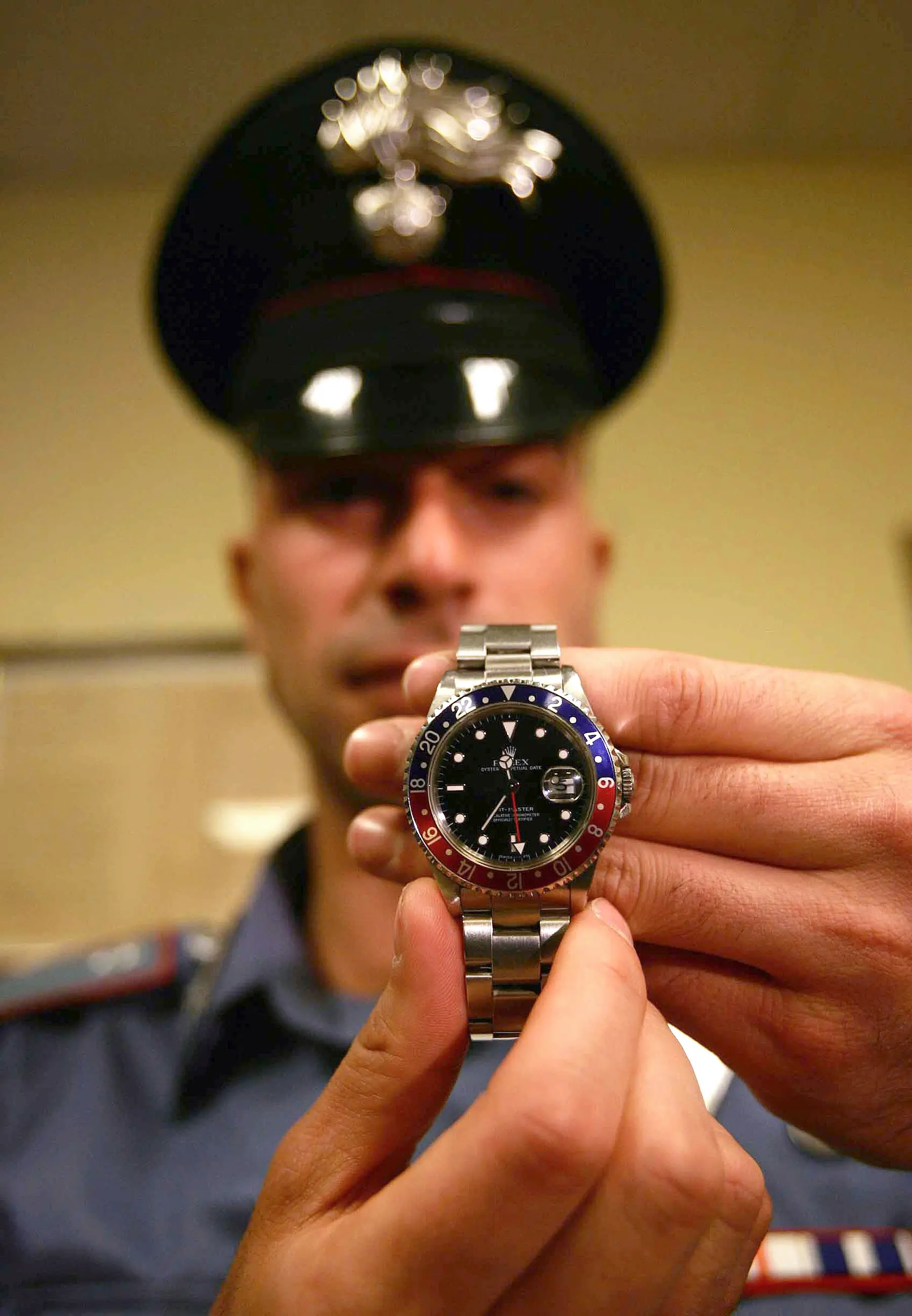 Truffatori in gioielleria, via un Rolex da 7.700 euro