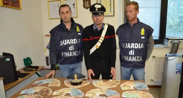 Fermato a Silandro con l'auto imbottita di soldi: 140 mila euro
