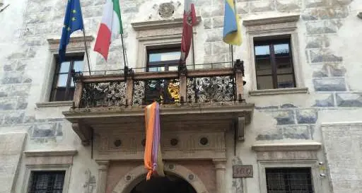 Via le vecchie lampadine, 200mila euro per il led