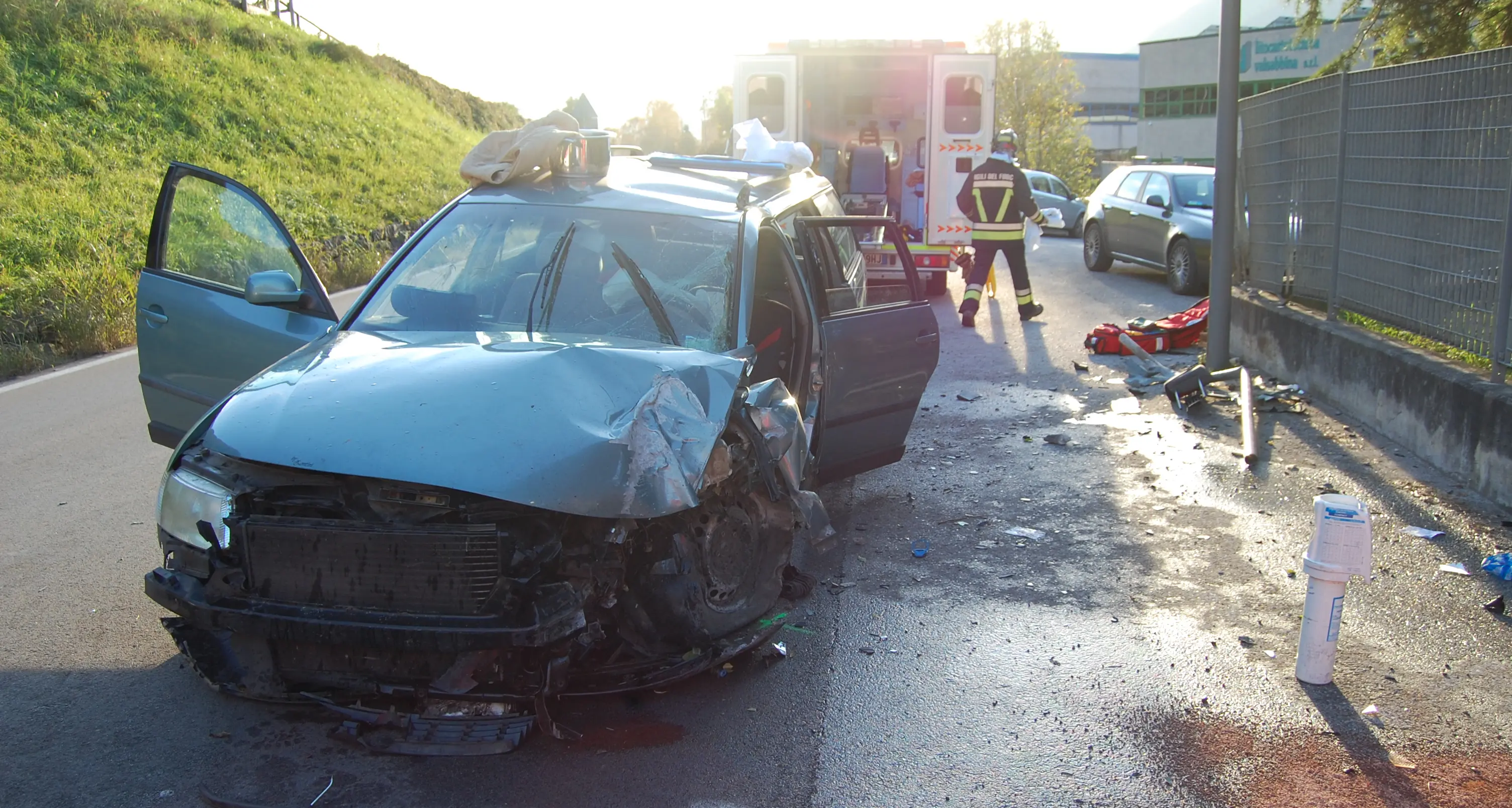 Malore al volante, l'auto si schianta contro il muretto
