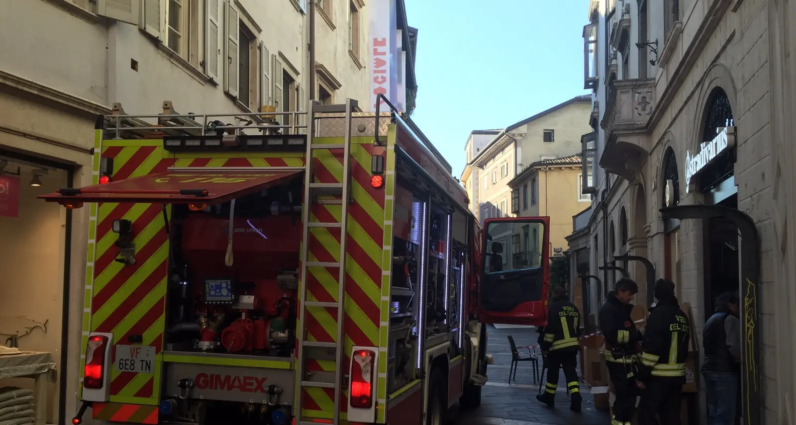 Allarme incendio in via Oss Mazzurana