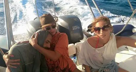 Siriano salvato dopo 13 ore in mare, abbraccio con la turista greca