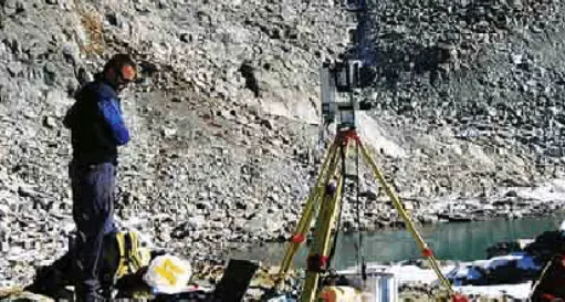 Il ghiacciaio si scioglie e frana fra Capanna Presena e Mandrone
