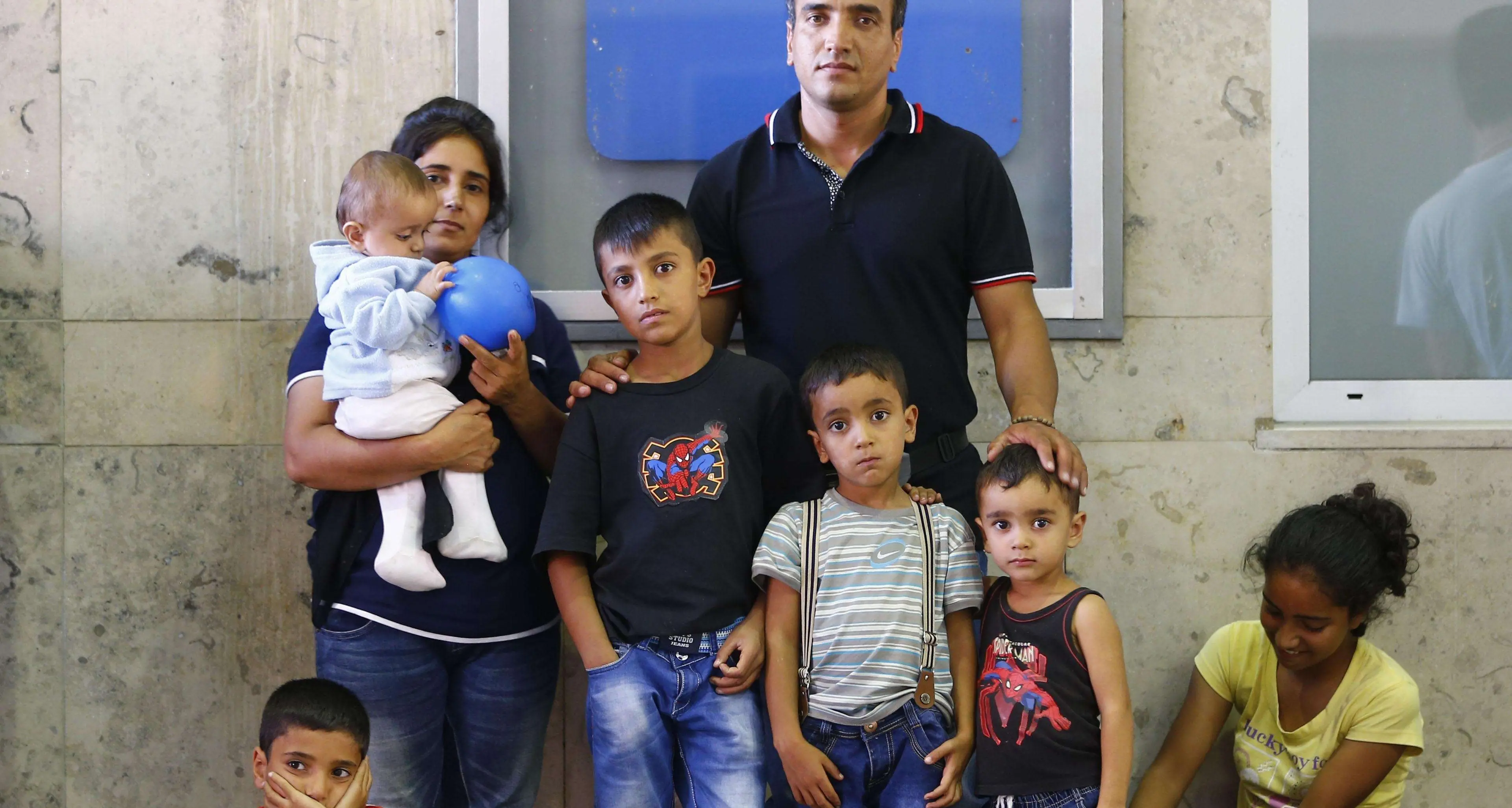 Polizia ceca marchia i migranti con numeri sul braccio Brennero: sospesi temporaneamente accordi di Schengen