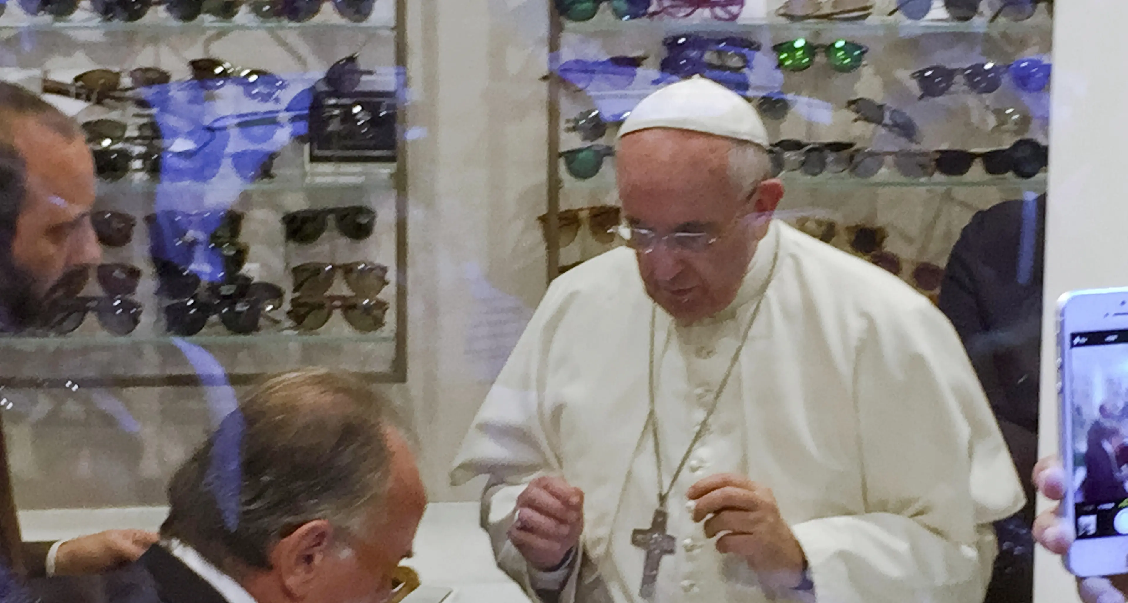 Papa Francesco in mezzo alla gente, va dall'ottico in centro a Roma