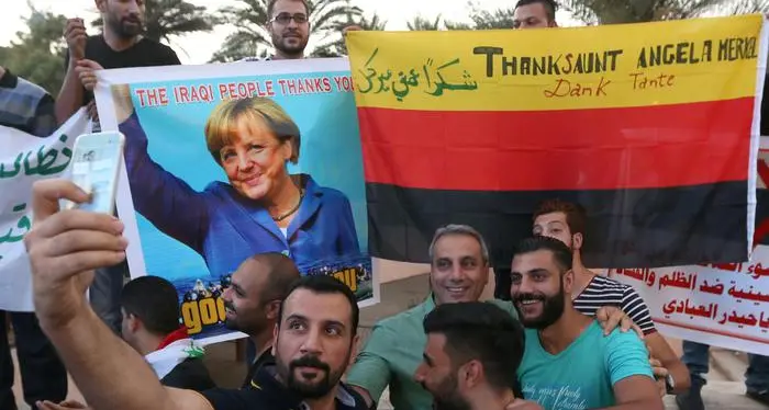 Profughi, il 60% destinato a Germania, Francia e Spagna Parigi: «Parteciperemo ai raid aerei contro l'isis in Siria»