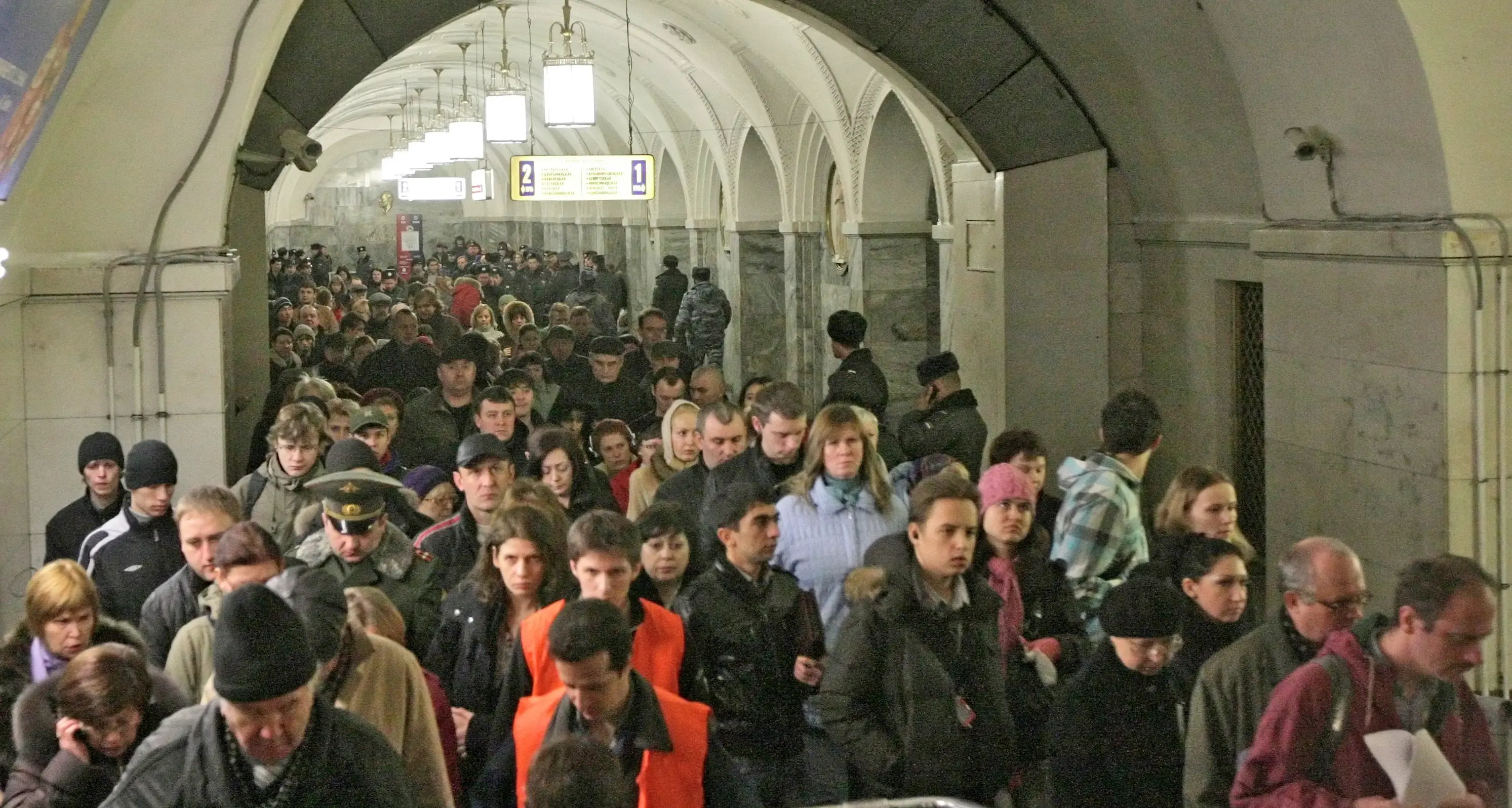 Un uomo completamente nudo sulla metropolitana di Mosca: è ricercato