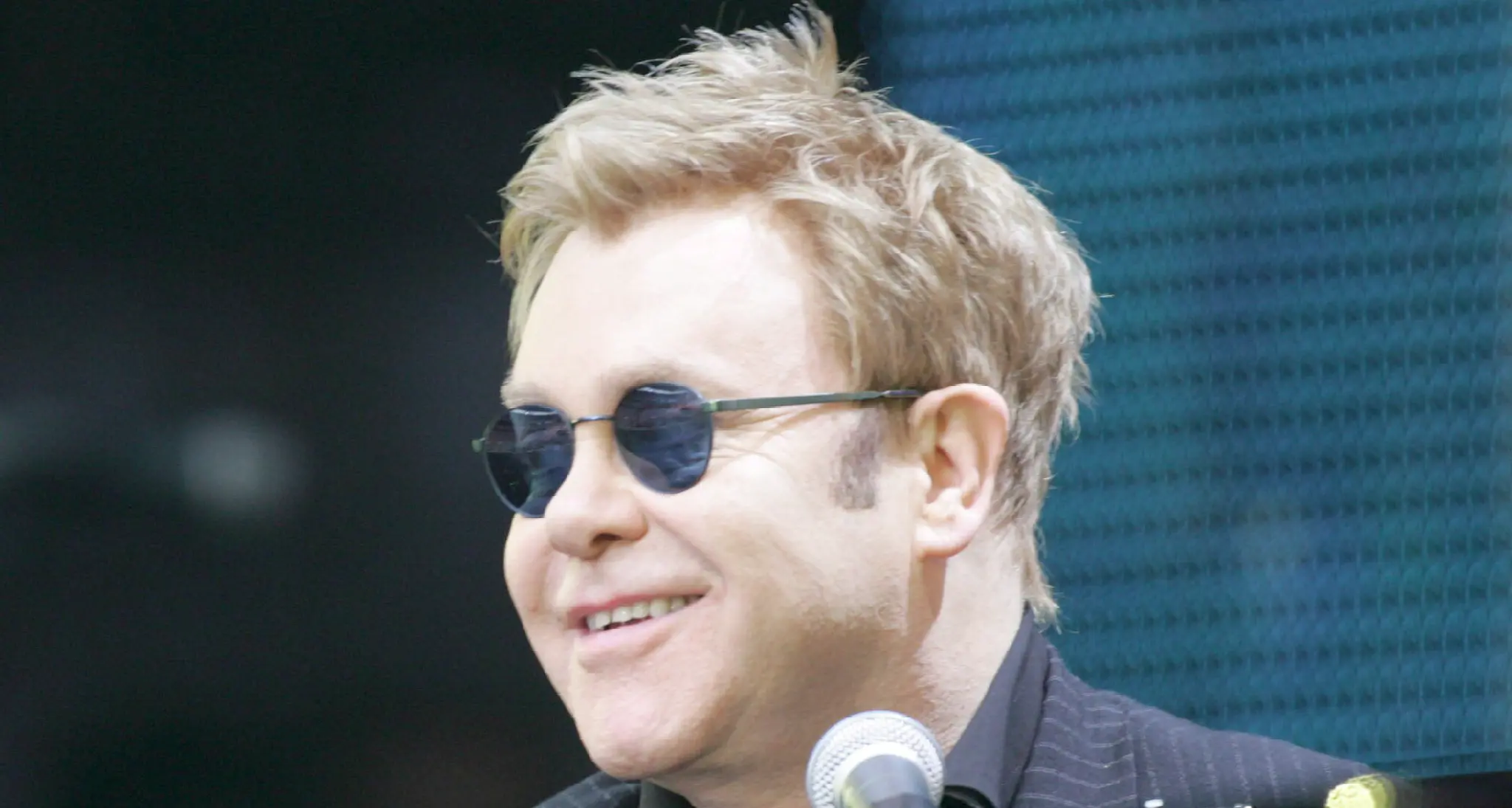 Appello di Elton John a Kiev: assumete lavoratori gay