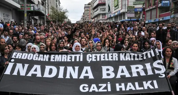 La Turchia democratica in piazza dopo le bombe