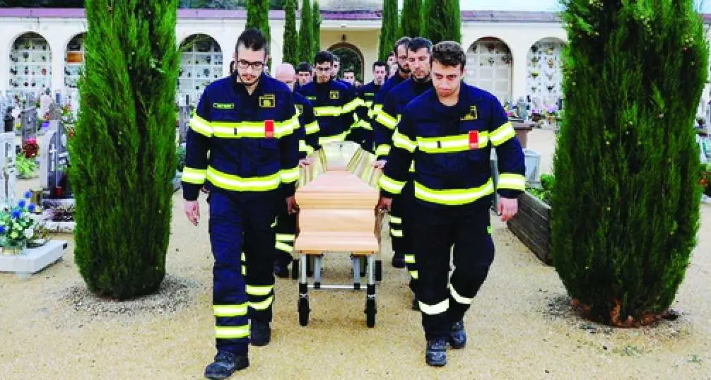 Domani l'ultimo viaggio di Luca con la divisa dei vigili del fuoco