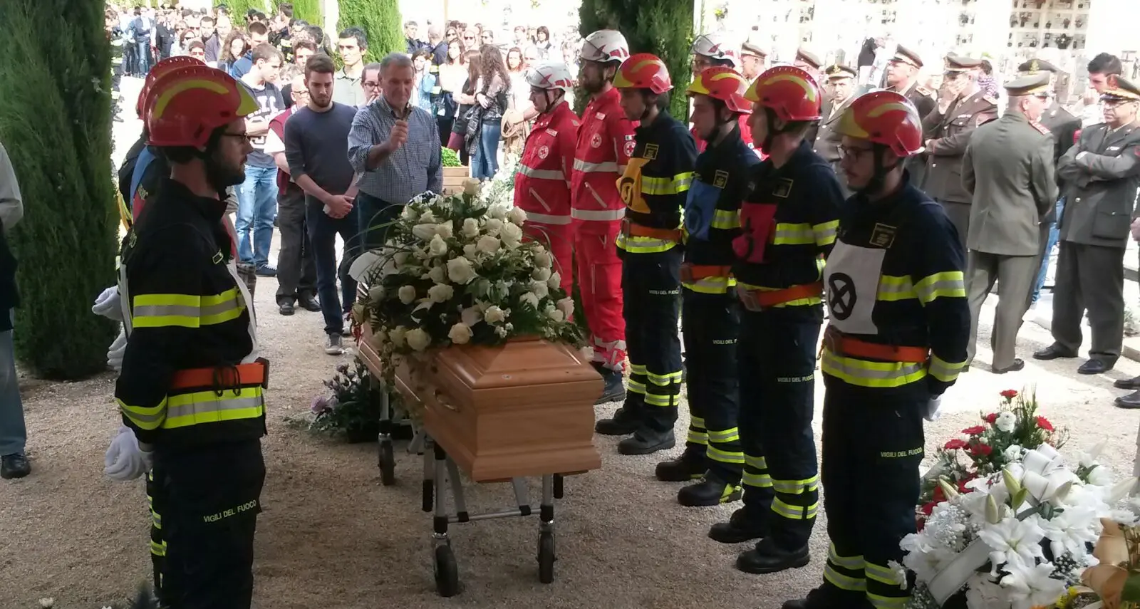 Tra poco l'ultimo abbraccio a Luca: «Ti vogliamo bene»