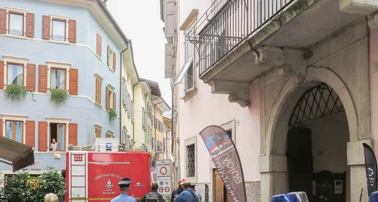Principio d'incendio in casa in via Segantini