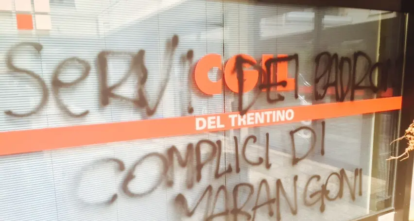 Attacco vandalico nella notte alla sede della Cgil trentina