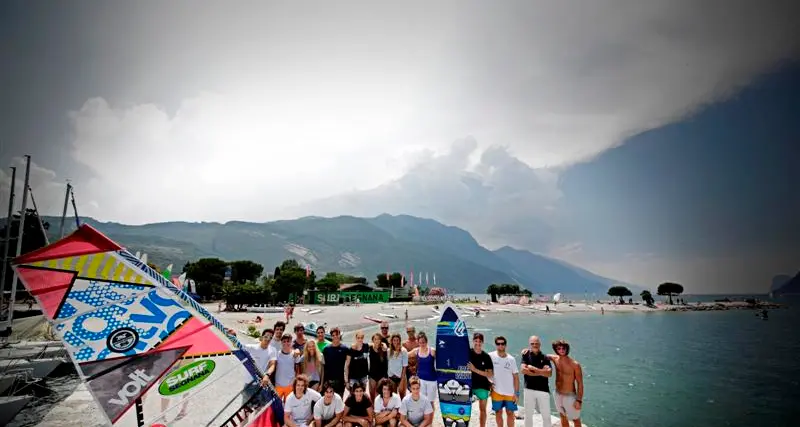 Sciatori a scuola di windsurf E come allenatore c'è Simoncelli