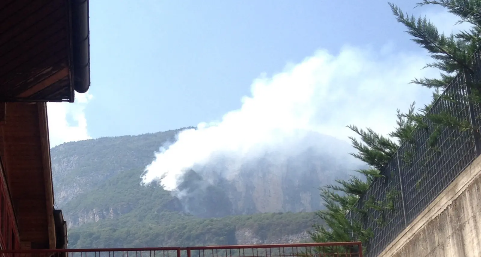 Incendio sul Fausior tra Mezzolombardo e Fai